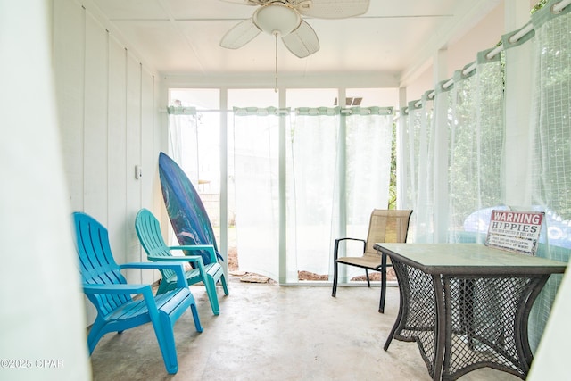 sunroom with ceiling fan