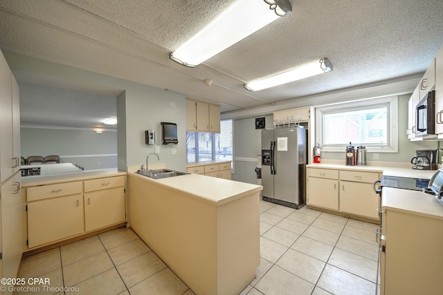 kitchen featuring kitchen peninsula, a textured ceiling, stainless steel fridge with ice dispenser, stove, and sink