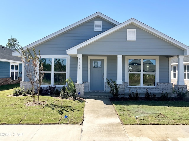 view of front facade featuring a porch and a front yard