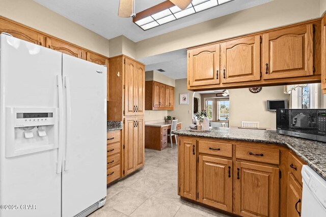 kitchen featuring ceiling fan and white appliances