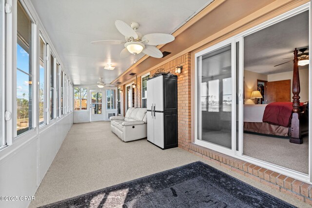 sunroom with ceiling fan