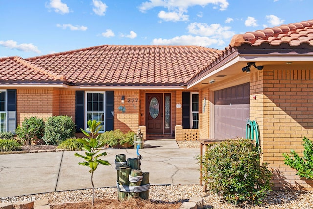 single story home featuring a garage