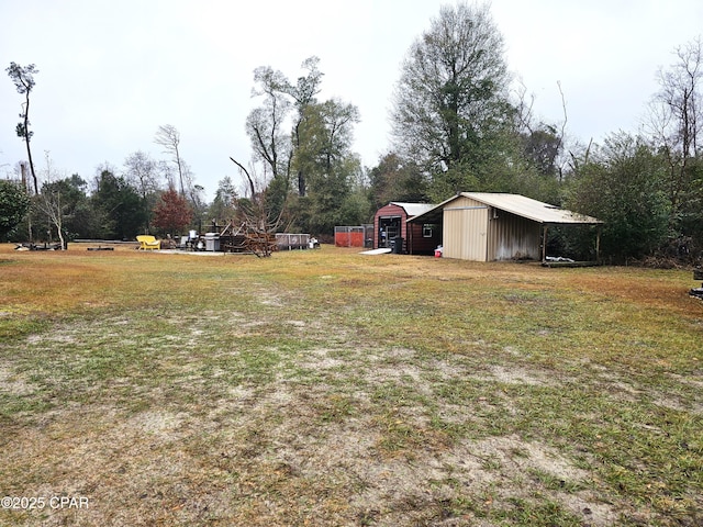 view of yard featuring an outbuilding