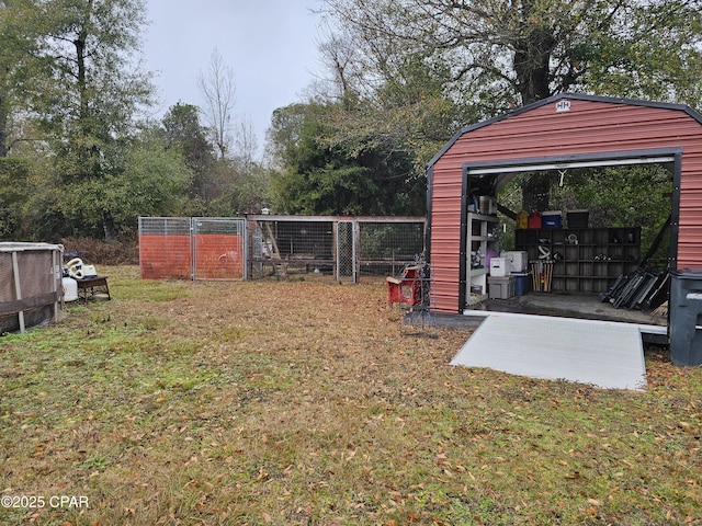 view of yard featuring an outdoor structure