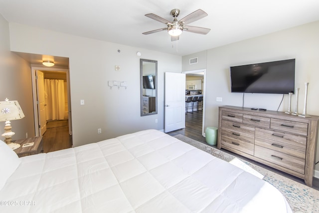 bedroom with ceiling fan