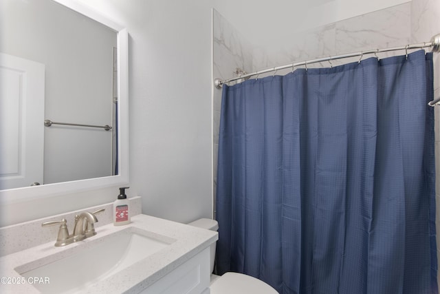 bathroom with toilet, a shower with curtain, and vanity