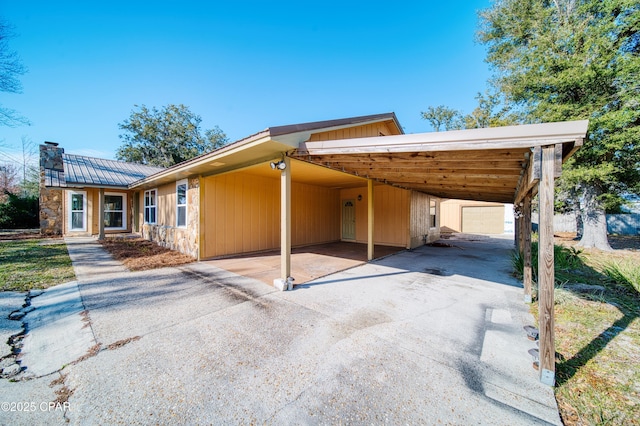 view of front facade with a carport