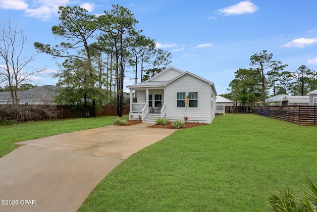 view of front of property featuring a front lawn