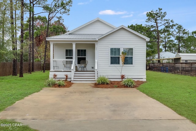 view of front facade with a front yard and covered porch