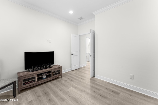 living area featuring light wood finished floors, baseboards, visible vents, ornamental molding, and recessed lighting