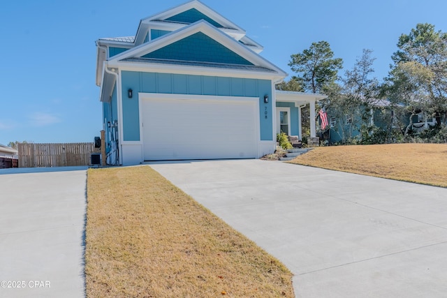 view of front facade featuring a front yard