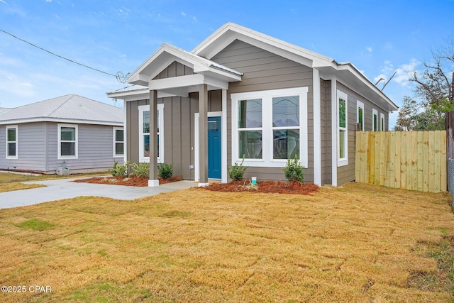 view of front of property with a front lawn