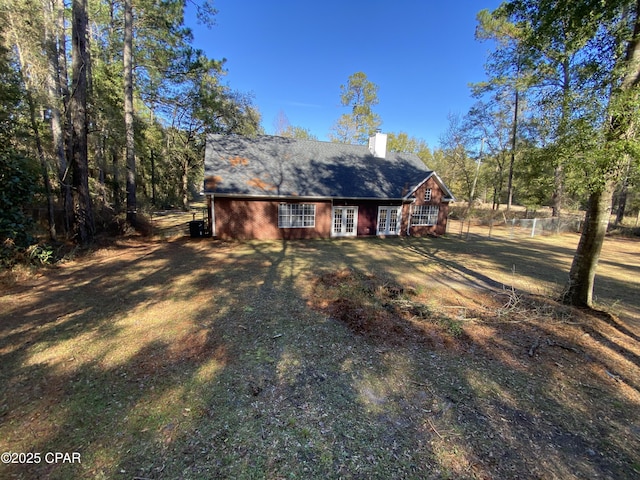 view of front facade with a front lawn