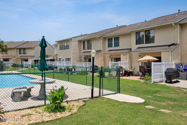 view of swimming pool featuring a yard