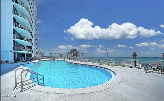 view of pool featuring a water view