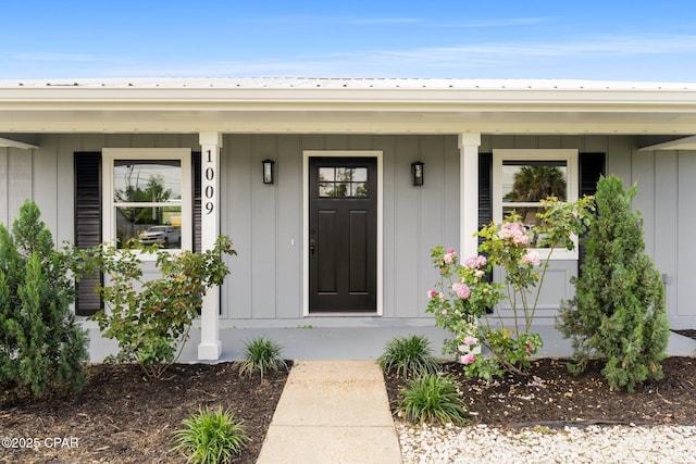 doorway to property with covered porch