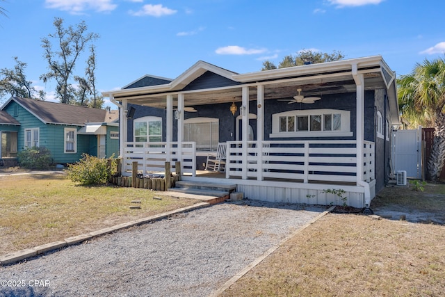 view of front of property featuring covered porch, ceiling fan, and a front lawn