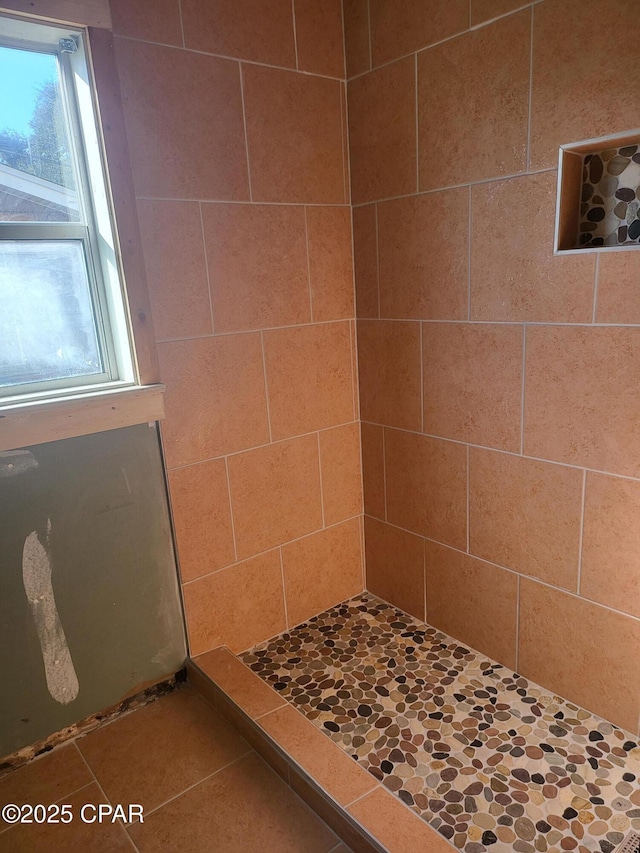 bathroom featuring a tile shower