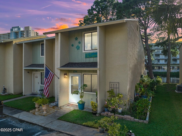 view of front of property featuring a yard