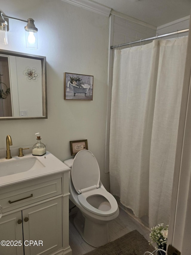 bathroom featuring a shower with curtain, vanity, and toilet