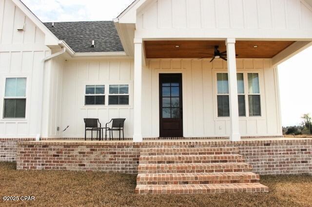 doorway to property with ceiling fan