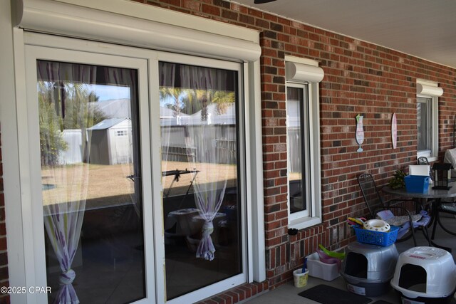 view of yard featuring a storage shed