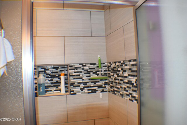 room details featuring a tile shower