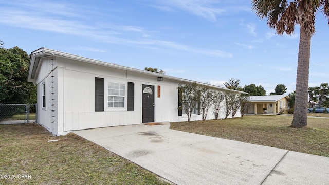 ranch-style house featuring a front yard