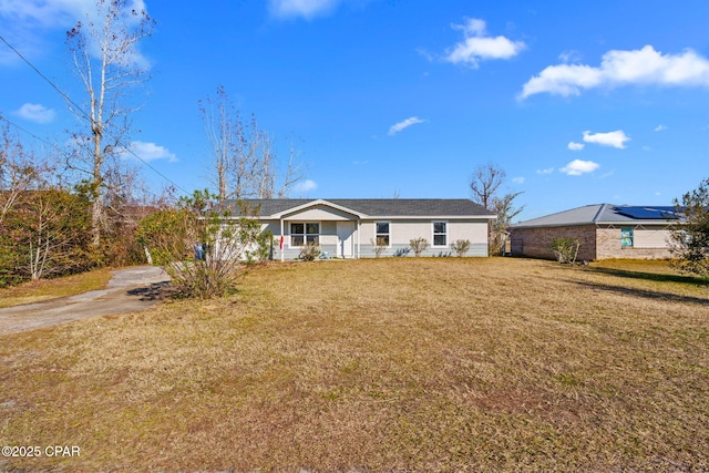 ranch-style home featuring a front lawn