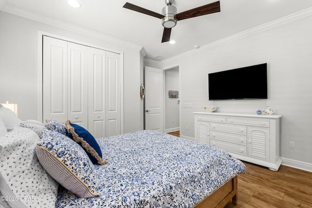 bedroom with ceiling fan, ornamental molding, and a closet