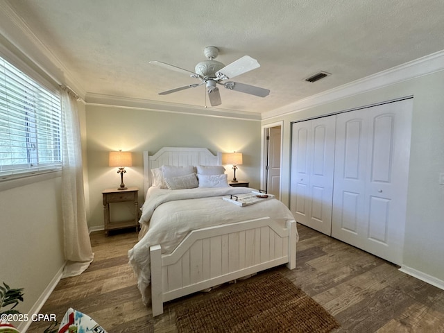 bedroom with ceiling fan, ornamental molding, hardwood / wood-style floors, and a closet