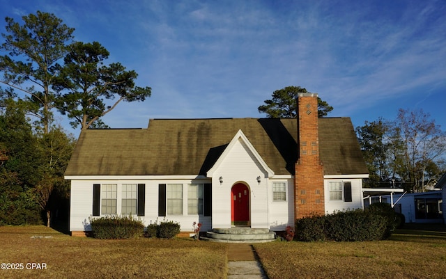 view of front facade featuring a front lawn