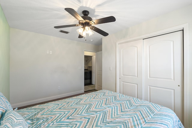 unfurnished bedroom with ceiling fan and a closet