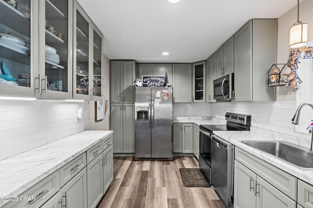 kitchen featuring decorative light fixtures, sink, appliances with stainless steel finishes, and gray cabinetry