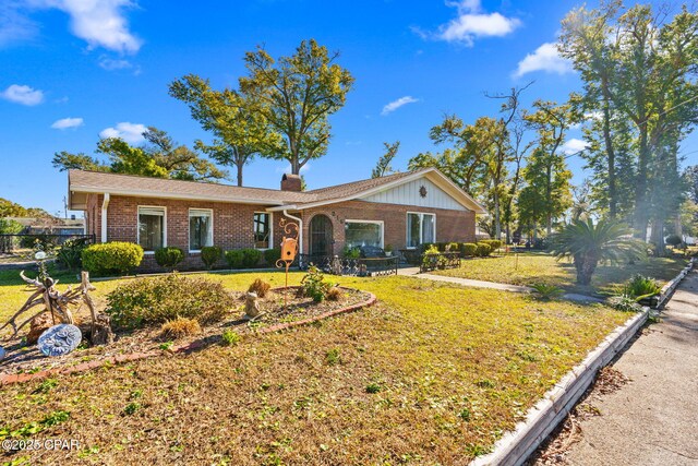 single story home with a front lawn