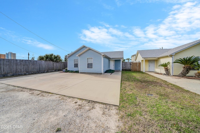 view of front of property featuring fence and a front lawn