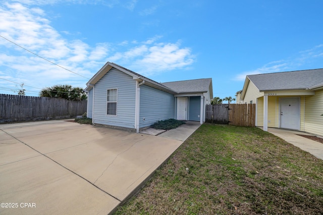 view of front of home featuring a front yard and fence