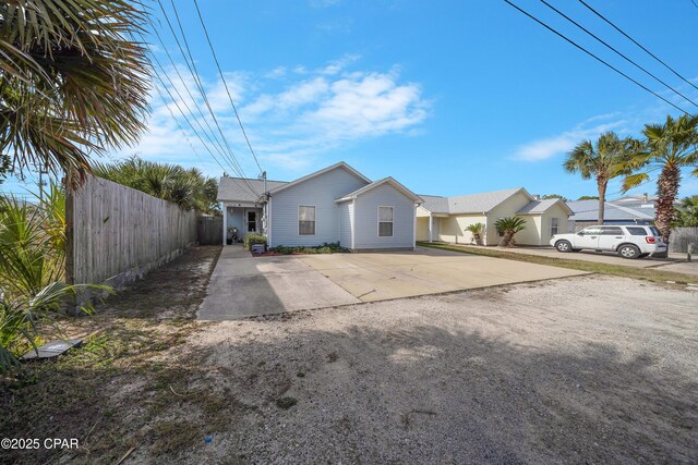 view of front facade with a front yard