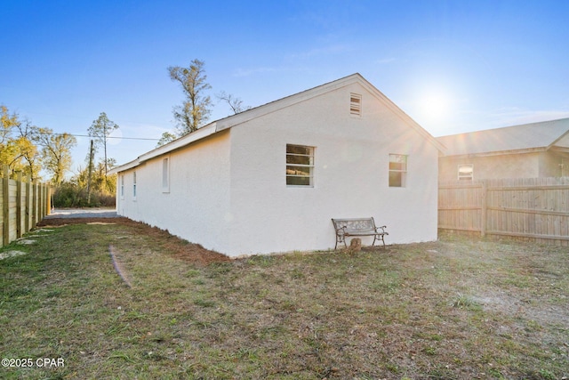 view of side of property featuring a lawn