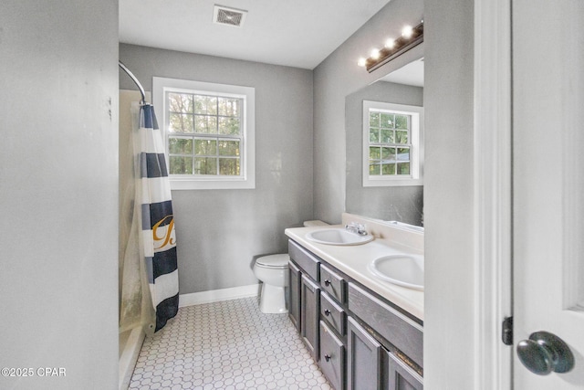 bathroom featuring a shower with curtain, vanity, and toilet