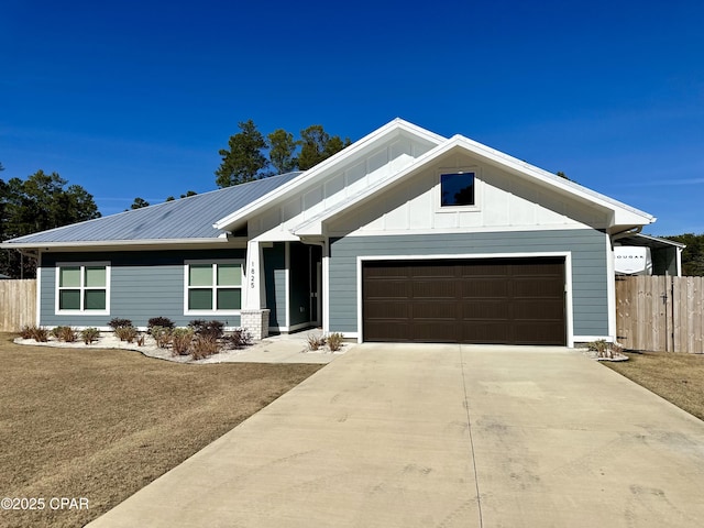 view of front facade featuring a garage