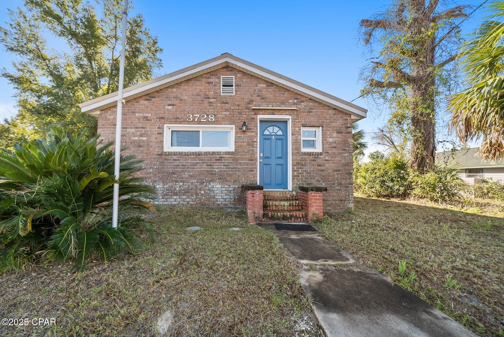 view of front of house with a front lawn