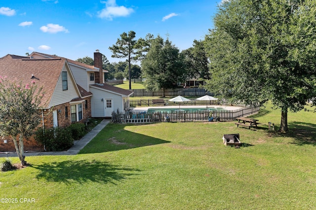 view of yard featuring a fenced in pool