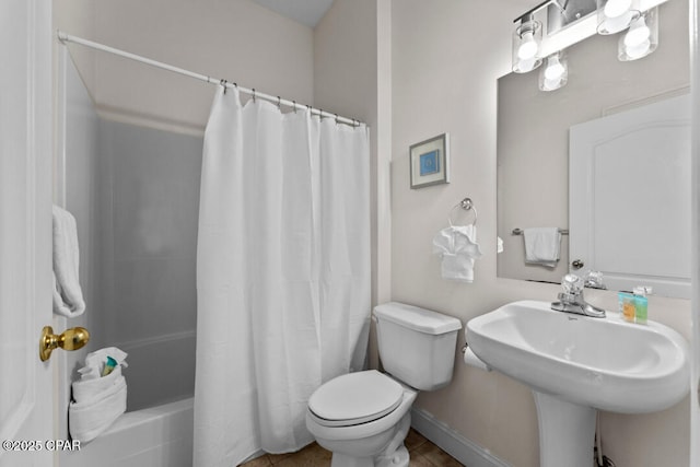 full bathroom featuring sink, tile patterned floors, toilet, and shower / bath combo with shower curtain