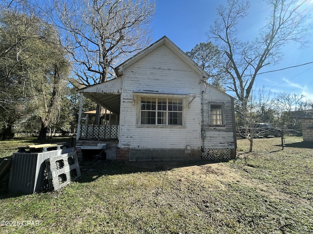 view of side of property featuring a lawn