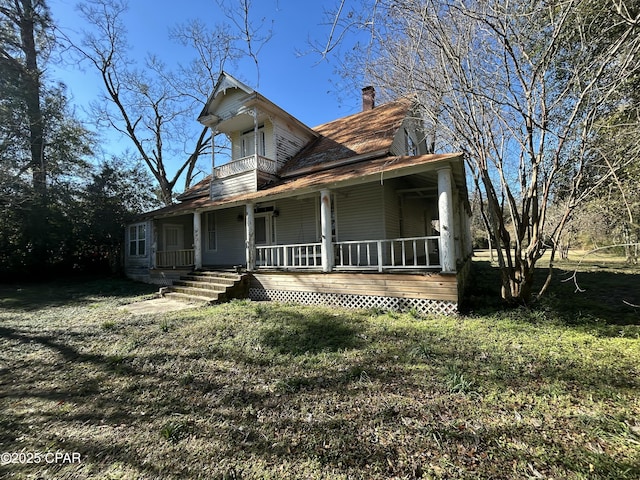 view of front of home with a front yard and covered porch