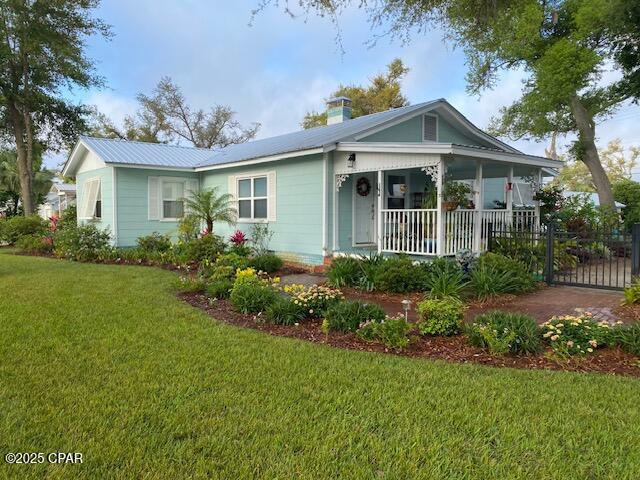 view of front of property featuring a front yard and a porch