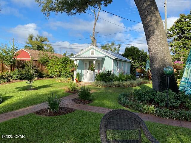 view of front facade featuring a front yard