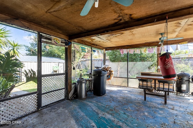 sunroom with ceiling fan