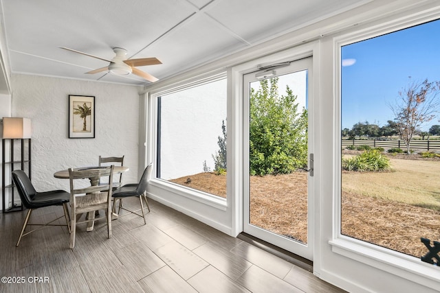 sunroom with ceiling fan